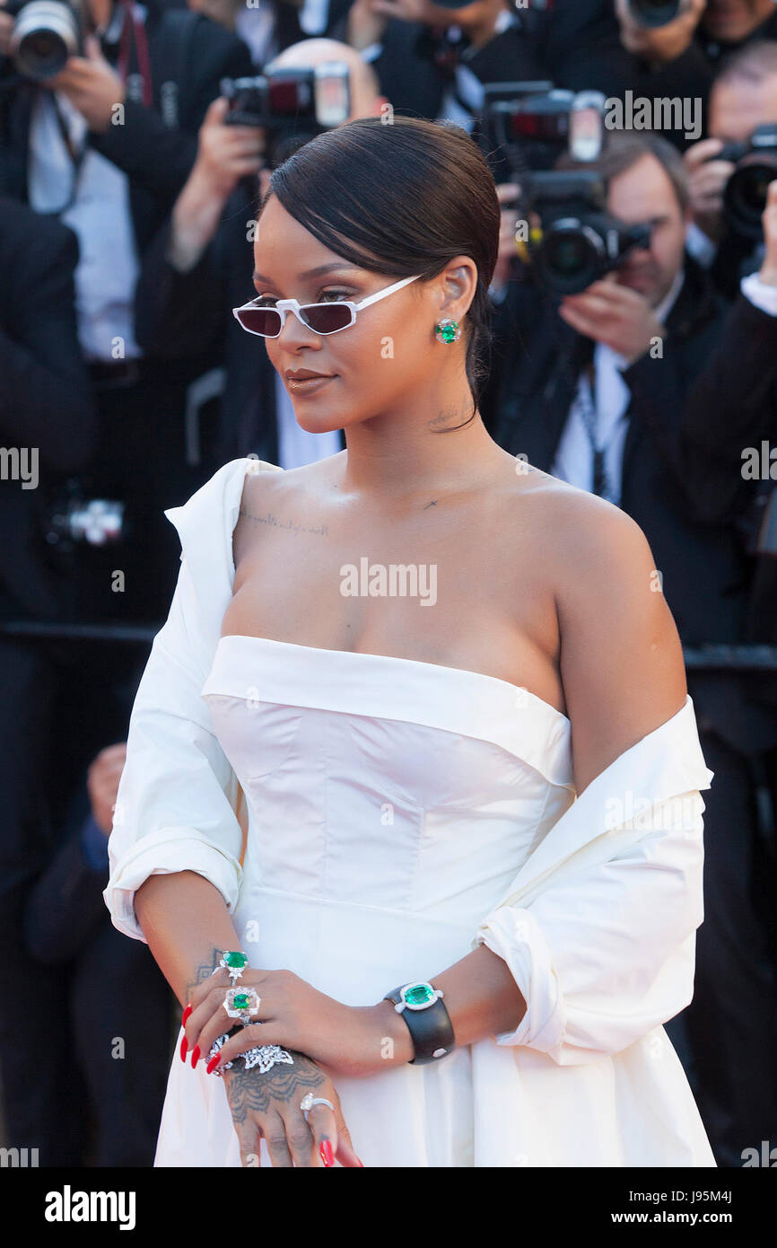 CANNES, Francia - 19 Maggio: Rihanna assiste il 'Okja' lo screening durante il settantesimo annuale di Cannes Film Festival presso il Palais des Festivals il 19 maggio 2017 a Cannes, Francia. Laurent Koffel/Alamy Live News Foto Stock