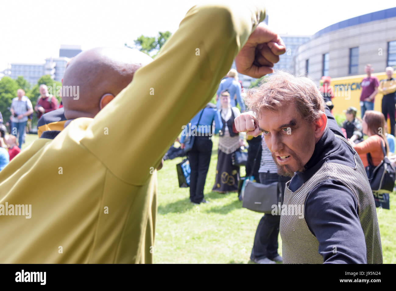 Bonn, Germania. 4° giu, 2017. Star Trek Fans raduno al FedCon. FedCon 26, in Europa la più grande Star Trek Convention, invita le celebrità e appassionati di incontrarsi in sessioni di firma e pannelli. FedCon 26 ha avuto luogo giu 2-5 2017. Credito: Markus Wissmann/Alamy Live News Credito: Markus Wissmann/Alamy Live News Foto Stock