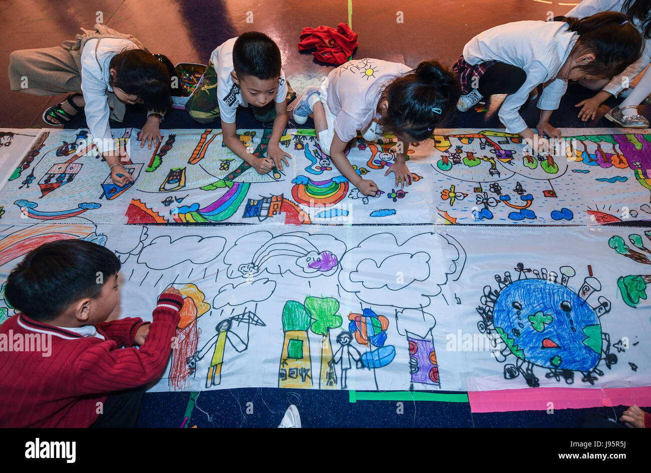 170605) -- HUZHOU, 5 giugno 2017 (Xinhua) -- Bambini disegnare un dipinto  su un mondo verde in un asilo nido nella città di Huzhou, est della Cina di  Provincia dello Zhejiang, Giugno