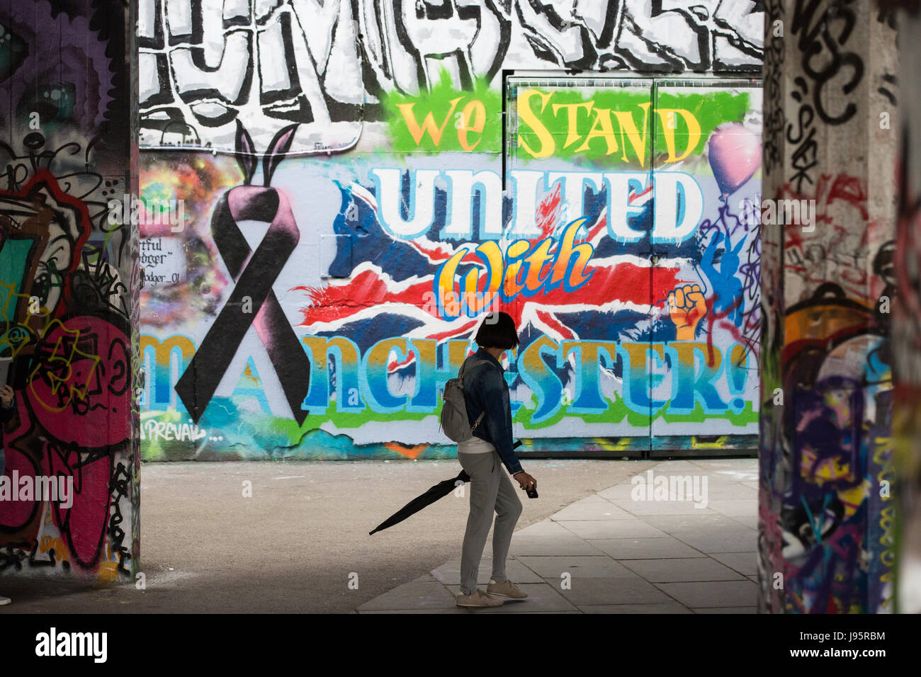 Londra, Regno Unito. 5 Giugno, 2017. Una donna gli sguardi a graffiti sulla banca del sud che legge ' siamo uniti con il Manchester" in riferimento alla recente attacco al Manchester Arena. Credito: Mark Kerrison/Alamy Live News Foto Stock
