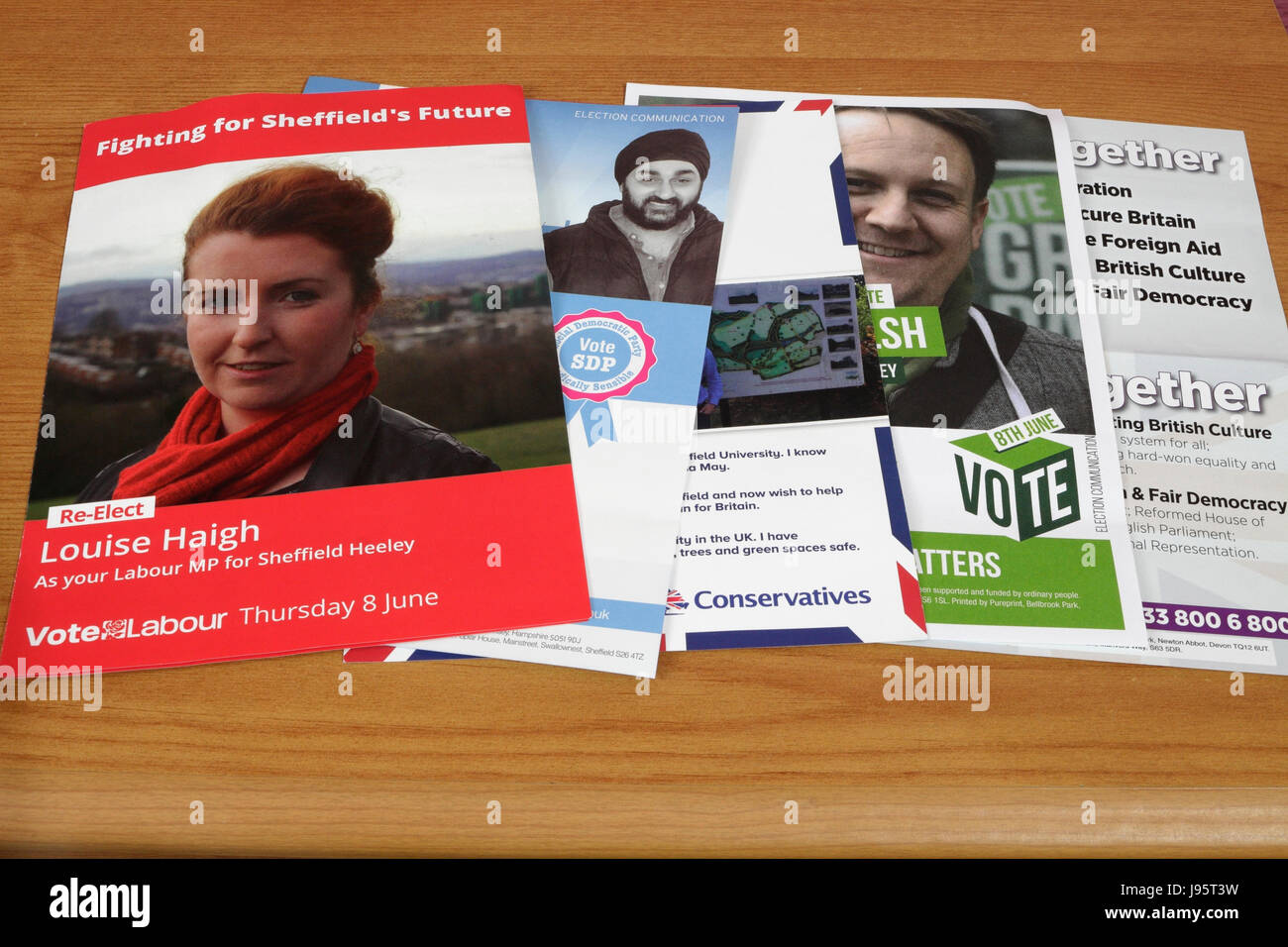 Sheffield, Regno Unito. 5° giu, 2017. Campagna elettorale volantini a nome dei vari partiti candidati per Sheffield Heeley collegio elettorale nel Regno Unito. 5 Giugno, 2017. Elezione generale. Credito: Cofiant Immagini/Alamy Live News Foto Stock
