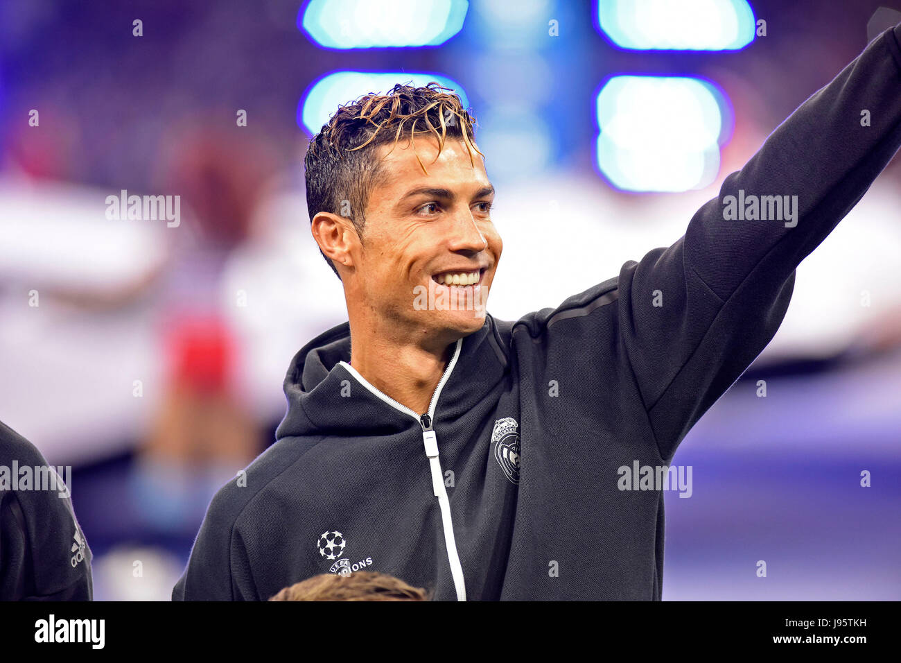 Cardiff, Regno Unito. 04 Giugno, 2017. Cristiano Ronaldo del Real Madrid onde ai tifosi in vista del finale di UEFA Champions League tra Juventus e Real Madrid CF presso lo stadio nazionale del Galles a Cardiff : credito: Phil Rees/Alamy Live News Foto Stock
