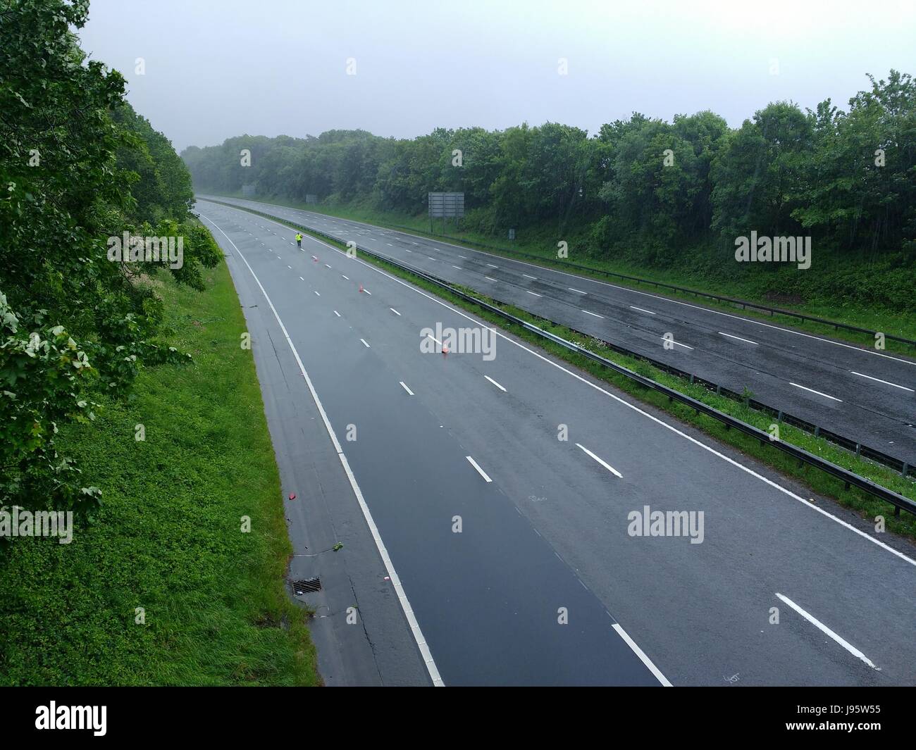 Plymouth, UK. 5 Giugno, 2017. Poliziotto su CHIUSO A38 nei pressi di Plymouth a seguito di un grave incidente vicino a Plympton. Credito: Simon Hurrell/Alamy Live News Foto Stock