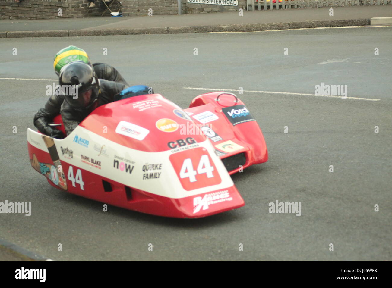 Ramsey, Regno Unito. 5° giu, 2017. Isola di Man gare TT, assicurarsi Sidecar gara. Numero 44, Nigel Smith e Chris McGahan su un 600cc Iresson sidecar Honda del team NSR dal montante St Mary, Isola di Man, a Cruickshanks angolo, Ramsey, Isola di Man. Credito: Louisa Jane Bawden/Alamy Live News. Foto Stock