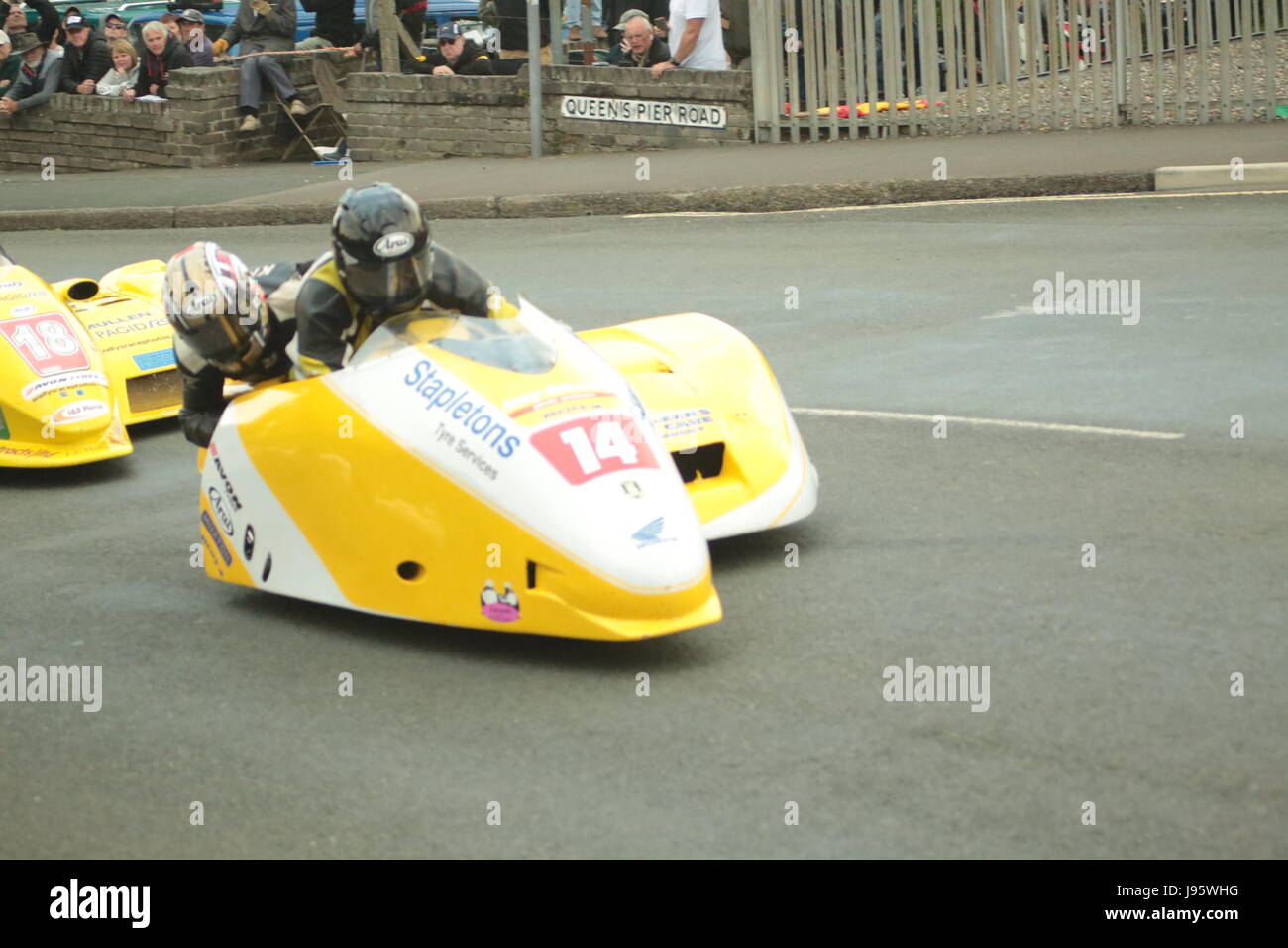 Ramsey, Regno Unito. 5° giu, 2017. Isola di Man gare TT, assicurarsi Sidecar gara. Numero 14 John Saunders e Frank Claeys sulla loro 600cc Shelbourne sidecar del pneumatico Stapletons Servizi team a Cruickshanks angolo, Ramsey, Isola di Man. Credito: Louisa Jane Bawden/Alamy Live News. Foto Stock