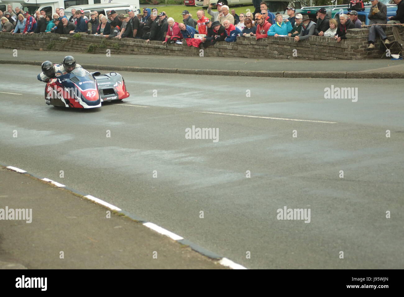 Ramsey, Regno Unito. 5° giu, 2017. Isola di Man gare TT, assicurarsi Sidecar gara. Numero 49, Gary Gibson e Daryl Gibson sulla loro 600cc LCR Suzuki di GDM il team della logistica da Beverley, Regno Unito, a Cruickshanks angolo, Ramsey, Isola di Man. Credito: Louisa Jane Bawden/Alamy Live News. Foto Stock