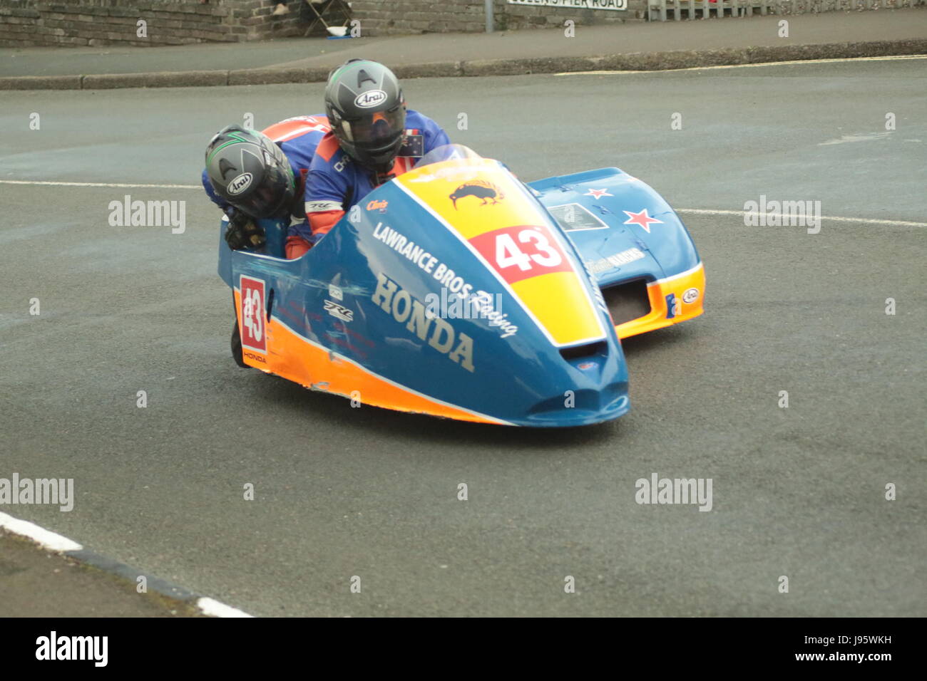 Ramsey, Regno Unito. 5° giu, 2017. Isola di Man gare TT, assicurarsi Sidecar gara. Numero 43 Chris Lawrance e Richard Lawrance su un 600cc BLR Honda dalla Nuova Zelanda farfalla team neri di Auckland in Nuova Zelanda a Cruickshanks angolo, Ramsey, Isola di Man. Credito: Louisa Jane Bawden/Alamy Live News. Foto Stock