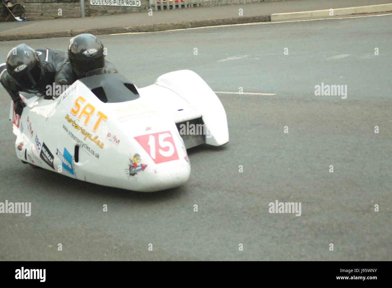 Ramsey, Regno Unito. 5° giu, 2017. Isola di Man gare TT, assicurarsi Sidecar gara. Allan Schofield e Steve Thomas di SRT motocicli team da Bromborough, UK, su loro 600cc sidecar Suzuki a Cruickshanks angolo, Ramsey, Isola di Man. Credito: Louisa Jane Bawden/Alamy Live News. Foto Stock