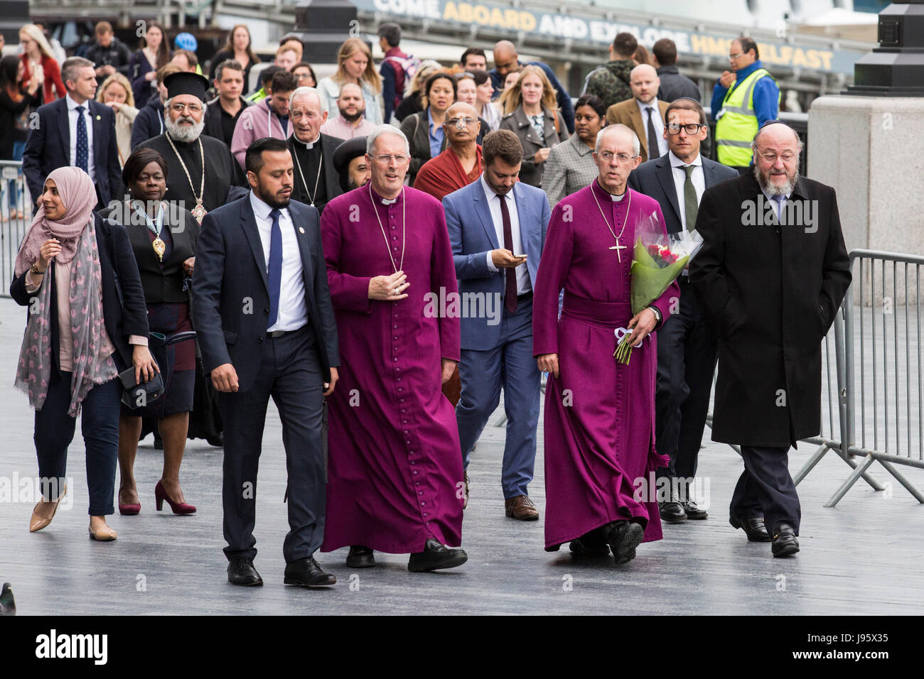 Londra, Regno Unito. 5 Giugno, 2017. La maggior parte Revd e Rt Hon Justin Welby, Arcivescovo di Canterbury assiste la veglia a fianco del Rabbino capo di Efraim Mirvis. Una veglia per ricordare le vittime del London Bridge attacco terroristico avviene presso il Municipio. Credito: Immagini vibranti/Alamy Live News Foto Stock