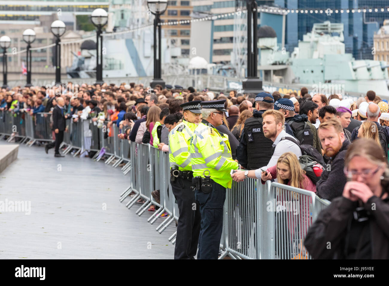 Londra, 5 giugno 2017. I londinesi coda per pagare i loro punti di vista. Una veglia è tenuto a Vasai Parco di campo nei pressi del Municipio in ricordo delle vittime di sabato il attacco terroristico a London Bridge e di Borough Market. I londinesi sono stati invitati a partecipare da Londra il sindaco di Sadiq Khan. Credito: Imageplotter News e sport/Alamy Live News Foto Stock