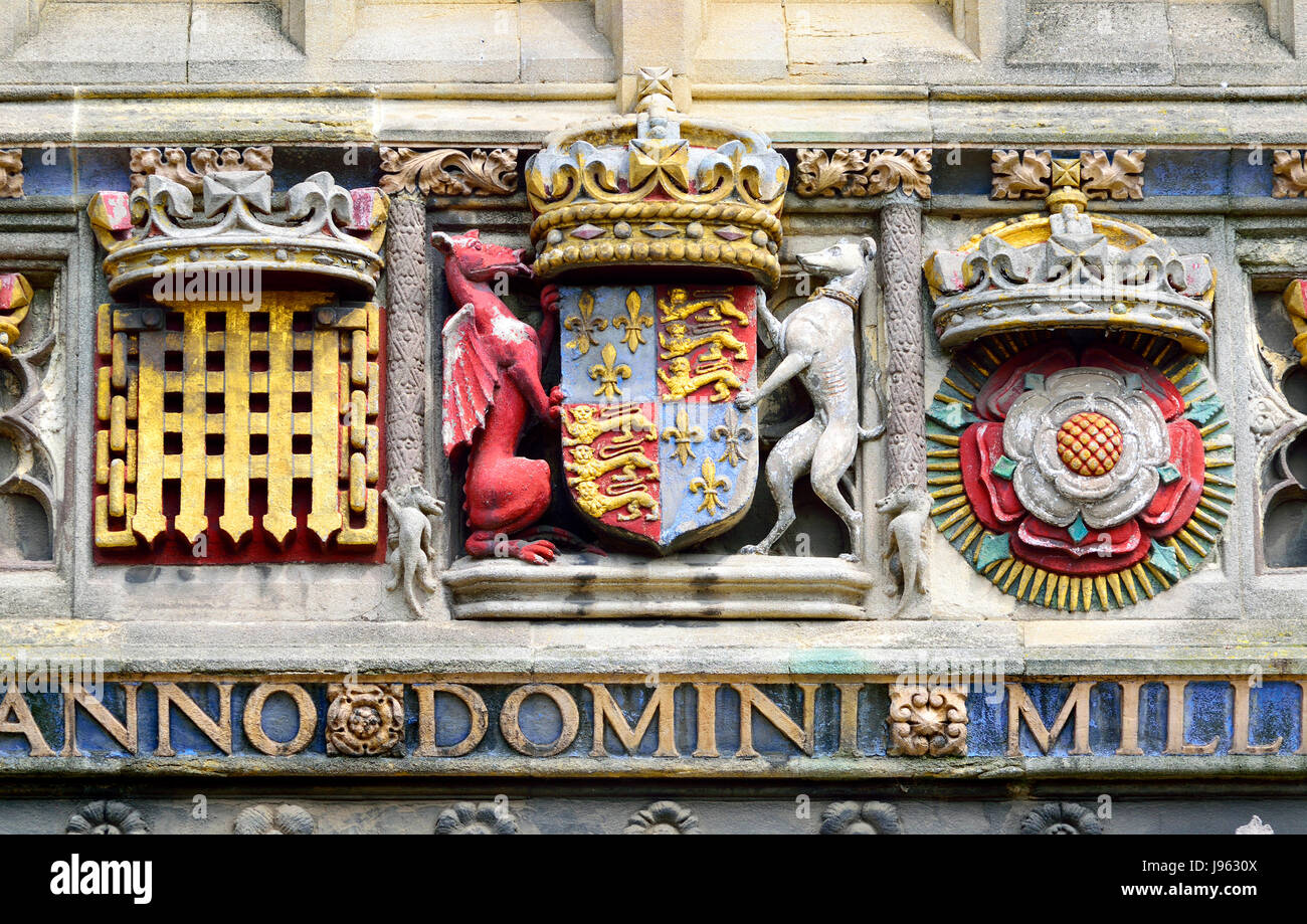 A Canterbury Kent, Regno Unito. Christchurch Gate (Ingresso alla Cattedrale) nel mercato del burro (quadrato) Henry VII stemma del con il drago e il Greyhound. Foto Stock