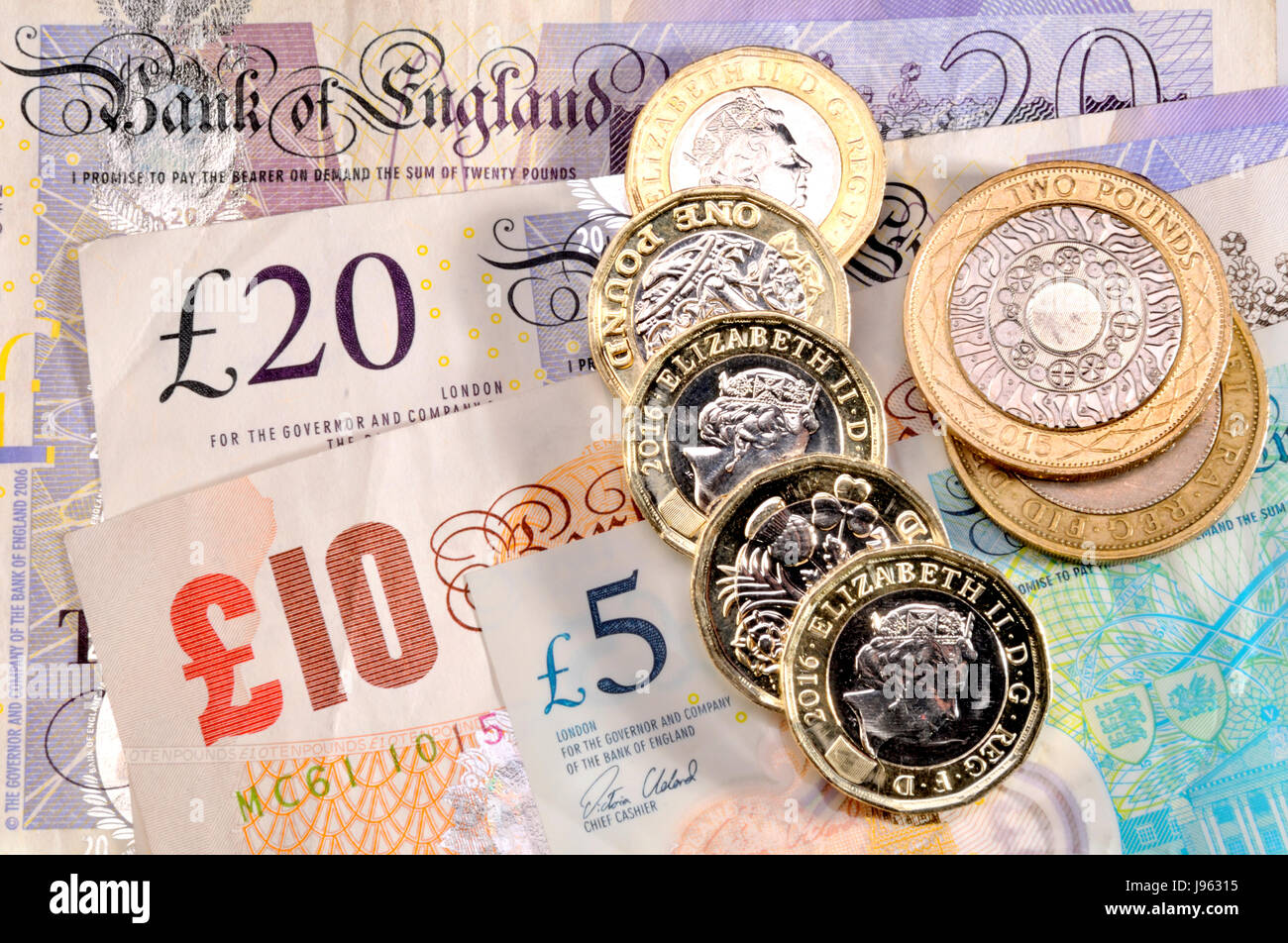 Valuta britannica: nuovo bimetalic pound monete (2017) £ 2 monete e banconote in euro Foto Stock