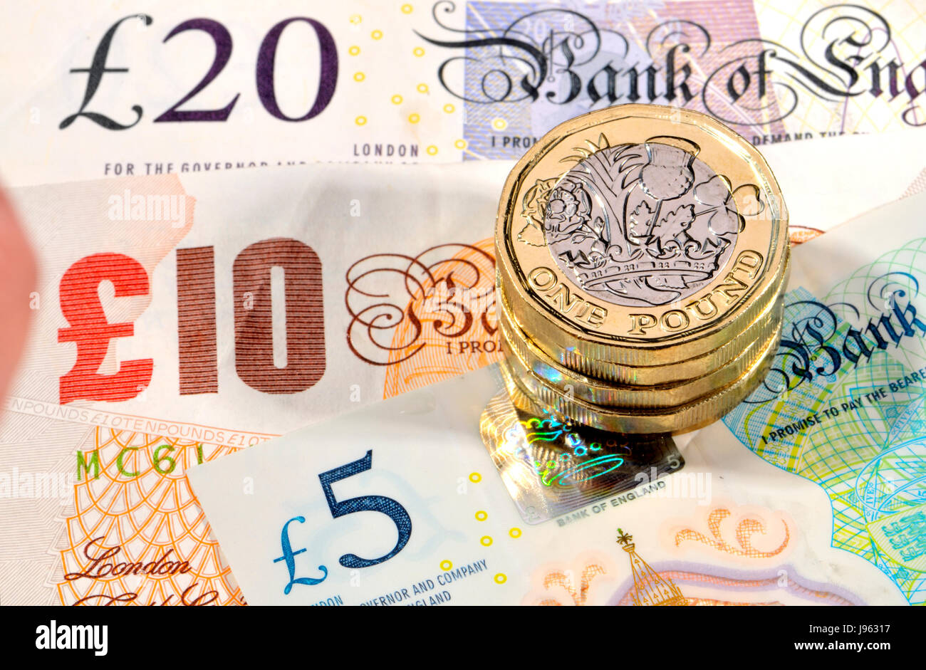 Valuta britannica: nuovo bimetalic pound monete (2017) £ 2 monete e banconote in euro Foto Stock
