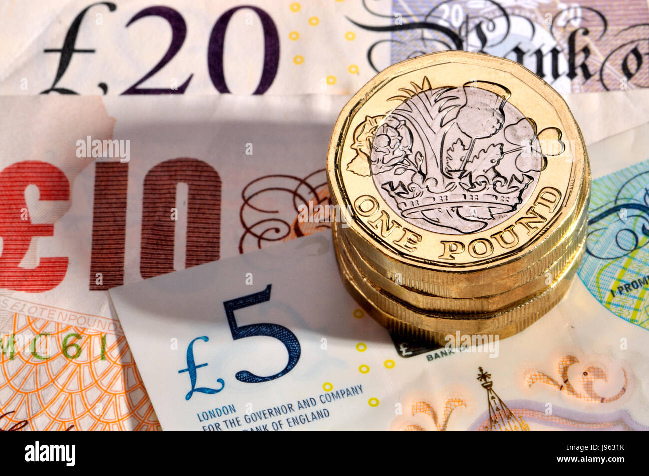Valuta britannica: nuovo bimetalic pound monete (2017) £ 2 monete e banconote in euro Foto Stock