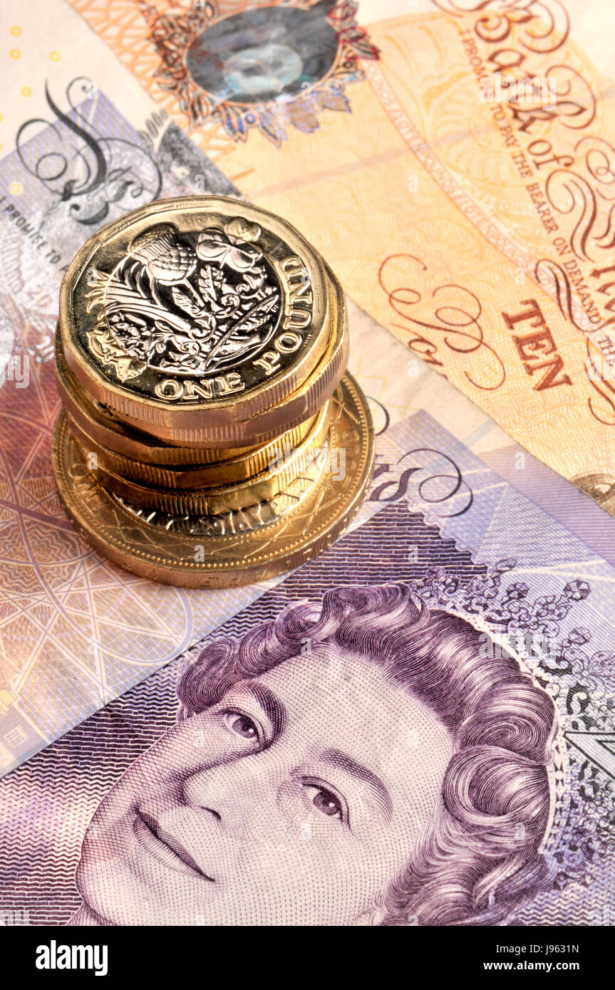 Valuta britannica: nuovo bimetalic pound monete (2017) £ 2 monete e banconote in euro Foto Stock