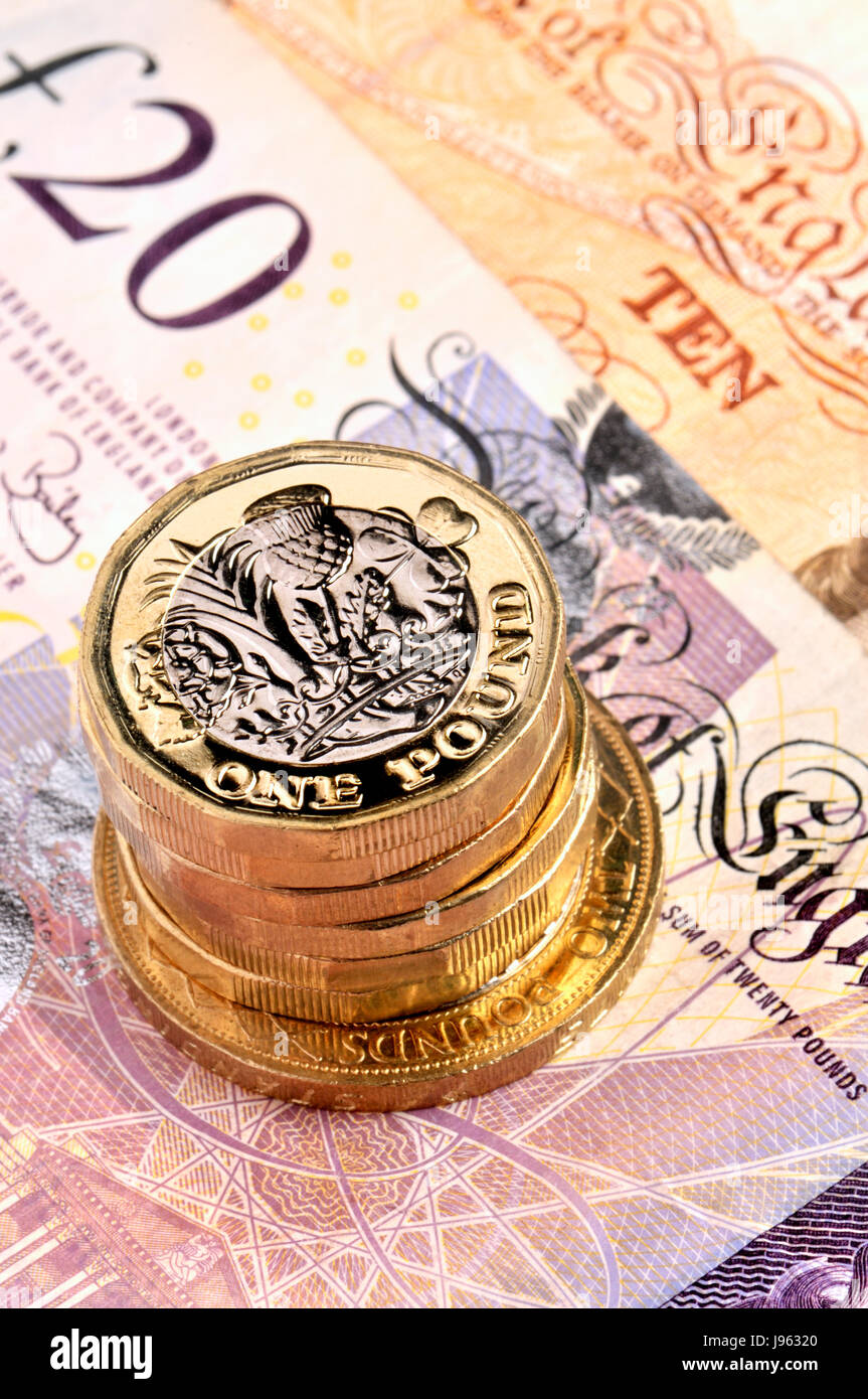 Valuta britannica: nuovo bimetalic pound monete (2017) £ 2 monete e banconote in euro Foto Stock