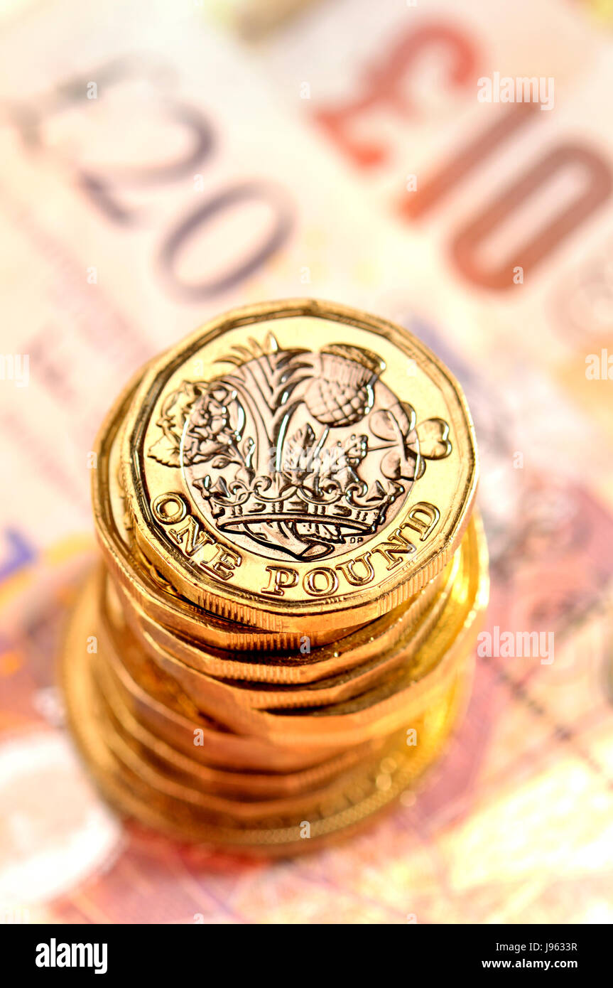 Valuta britannica: nuovo bimetalic pound monete (2017) £ 2 monete e banconote in euro Foto Stock