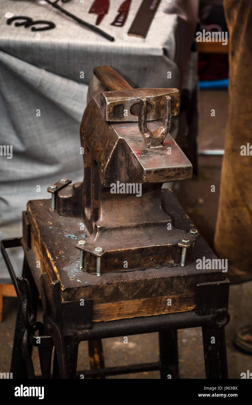 Fabbro, antica fucina e fabbro strumenti - arte folcloristica Foto Stock