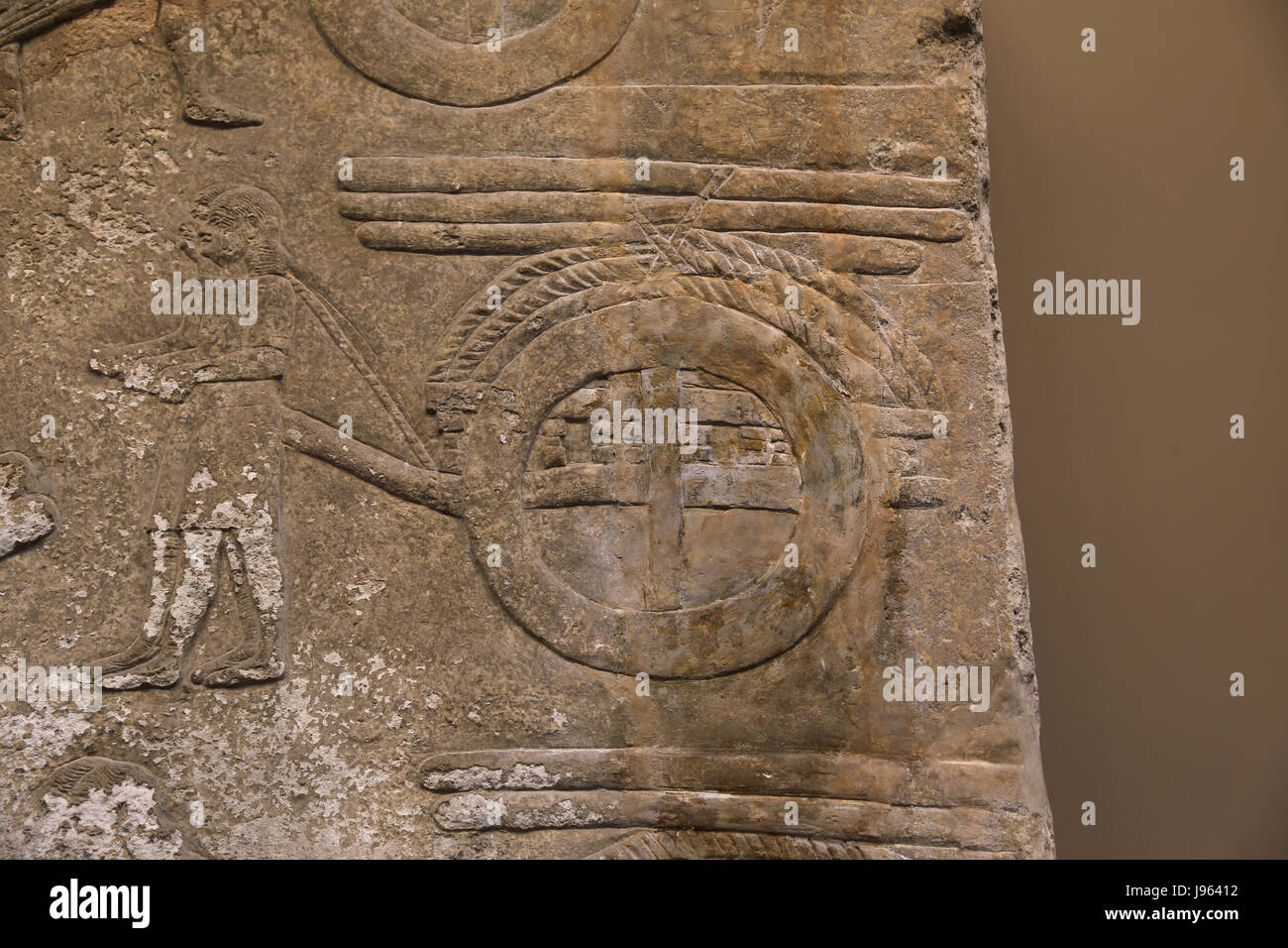 Assira, 640-620 A.C. Ninive, Palazzo Sud-Ovest Corte VI. Avvicinando il fiume. I prigionieri di guerra continuano a trasportare su funi si attacca alla slitta. P Foto Stock