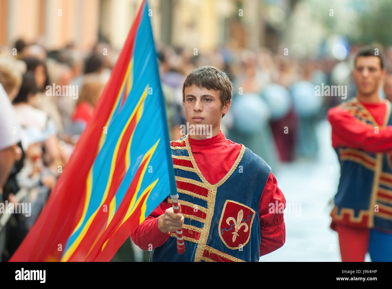 Le bandiere gli artisti interpreti o esecutori in costumi medievali Foto Stock