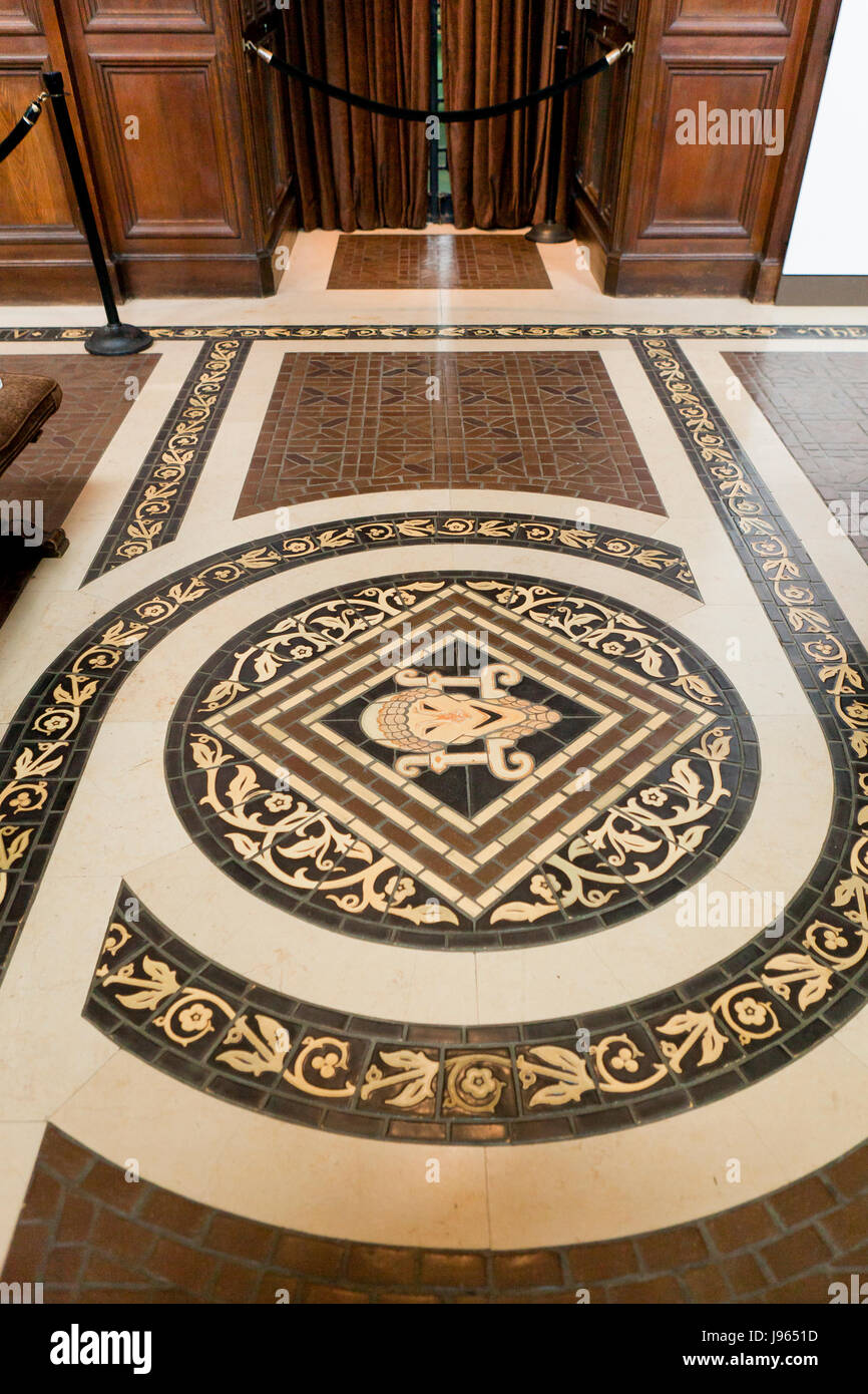 Mosaico pavimenti con mattonelle di terracotta della grande hall, Folger Shakespeare Library (Folger Shakespeare Theatre) - Washington DC, Stati Uniti d'America Foto Stock