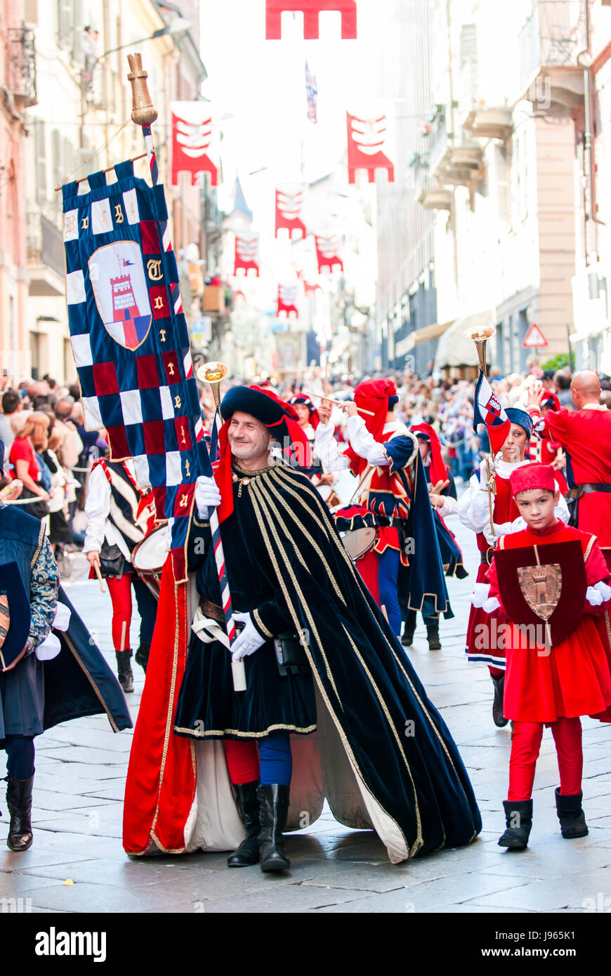 Parata di un principe con banner che rappresenta la contrada Palio in Italia Foto Stock