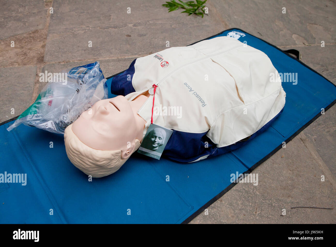 CPR manichino (aka Resusci Anne, Rescue Anne, Resusci Annie, CPR Annie, manichino CPR) sul suolo - USA Foto Stock