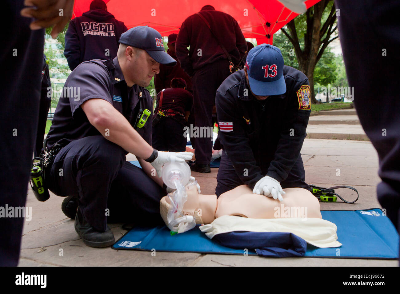 Fire e tecnici di EMS (EMT, paramedic) eseguire la RCP sul manichino CPR (RCP FORMAZIONE) - Washington DC, Stati Uniti d'America Foto Stock