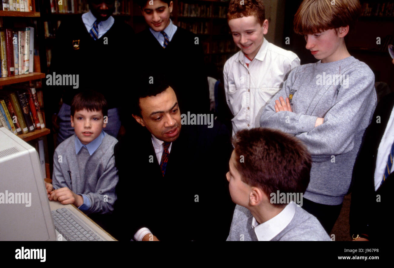 Paolo Boateng a Wembley, Brent prima delle elezioni. Paolo Yaw Boateng, Baron Boateng (nato il 14 giugno 1951) è un partito laburista britannico del politico che è stato deputato del Parlamento europeo (MP) per Brent a Sud dal 1987 al 2005, diventando il primo del Regno Unito, il mixed-gara Gabinetto del Ministro nel maggio 2002, quando è stato nominato come Primo segretario al Tesoro. In seguito alla sua partenza dalla House of Commons, ha servito come alto commissario britannico in Sud Africa dal marzo 2005 al maggio 2009. Egli è stato introdotto come un membro della Camera dei Lords il 1 luglio 2010. Nome: Data: Evento: posizione: Foto Stock