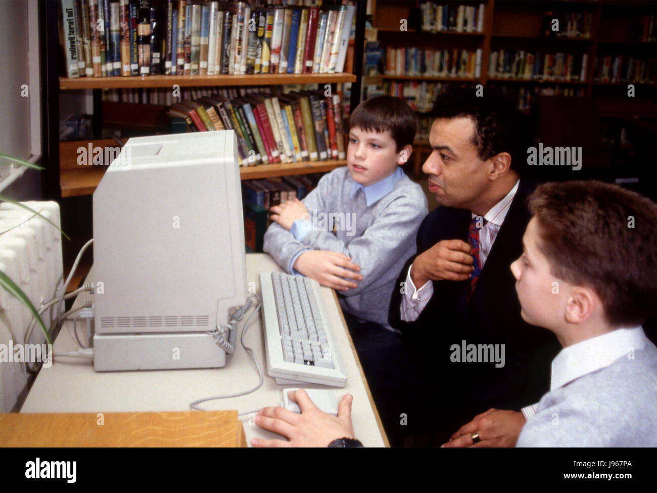 Paolo Boateng a Wembley, Brent prima delle elezioni. Paolo Yaw Boateng, Baron Boateng (nato il 14 giugno 1951) è un partito laburista britannico del politico che è stato deputato del Parlamento europeo (MP) per Brent a Sud dal 1987 al 2005, diventando il primo del Regno Unito, il mixed-gara Gabinetto del Ministro nel maggio 2002, quando è stato nominato come Primo segretario al Tesoro. In seguito alla sua partenza dalla House of Commons, ha servito come alto commissario britannico in Sud Africa dal marzo 2005 al maggio 2009. Egli è stato introdotto come un membro della Camera dei Lords il 1 luglio 2010. Nome: Data: Evento: posizione: Foto Stock