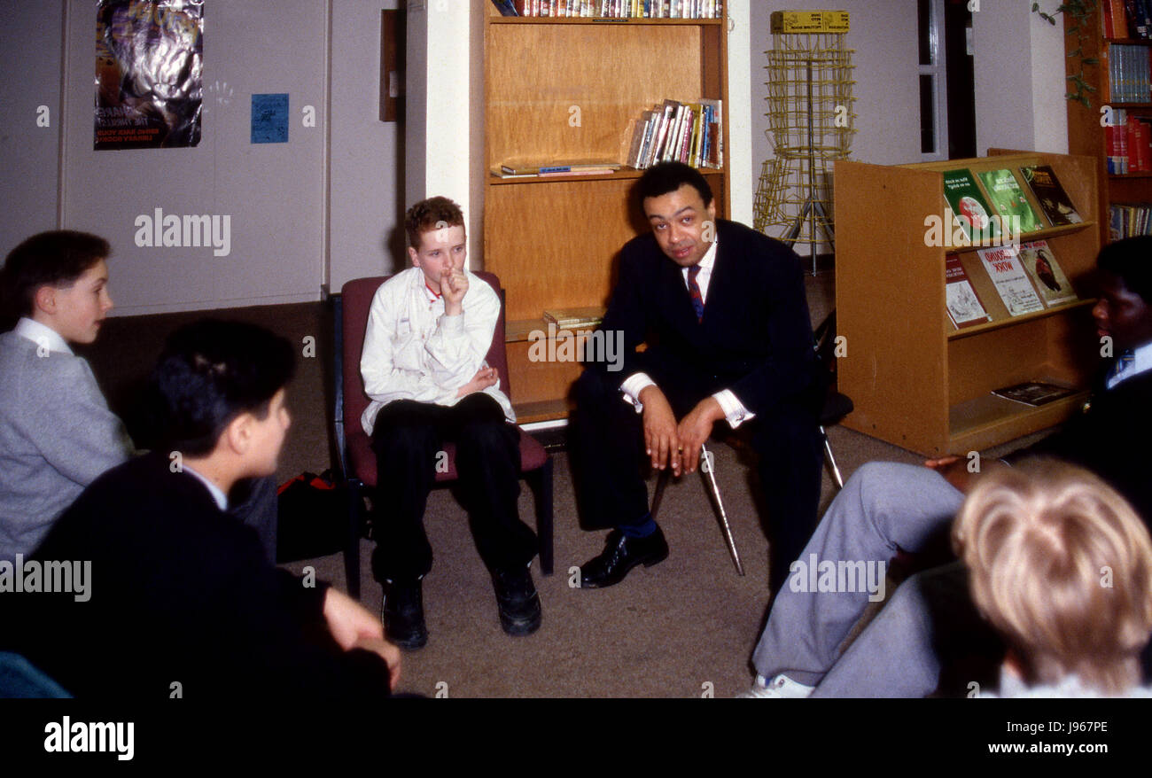 Paolo Boateng a Wembley, Brent prima delle elezioni. Paolo Yaw Boateng, Baron Boateng (nato il 14 giugno 1951) è un partito laburista britannico del politico che è stato deputato del Parlamento europeo (MP) per Brent a Sud dal 1987 al 2005, diventando il primo del Regno Unito, il mixed-gara Gabinetto del Ministro nel maggio 2002, quando è stato nominato come Primo segretario al Tesoro. In seguito alla sua partenza dalla House of Commons, ha servito come alto commissario britannico in Sud Africa dal marzo 2005 al maggio 2009. Egli è stato introdotto come un membro della Camera dei Lords il 1 luglio 2010. Nome: Data: Evento: posizione: Foto Stock