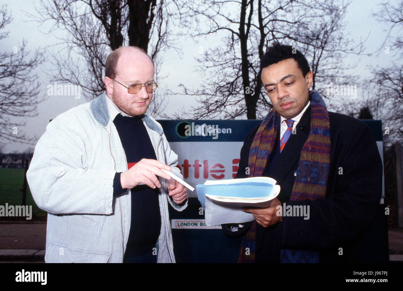Paolo Boateng a Wembley, Brent prima delle elezioni. Paolo Yaw Boateng, Baron Boateng (nato il 14 giugno 1951) è un partito laburista britannico del politico che è stato deputato del Parlamento europeo (MP) per Brent a Sud dal 1987 al 2005, diventando il primo del Regno Unito, il mixed-gara Gabinetto del Ministro nel maggio 2002, quando è stato nominato come Primo segretario al Tesoro. In seguito alla sua partenza dalla House of Commons, ha servito come alto commissario britannico in Sud Africa dal marzo 2005 al maggio 2009. Egli è stato introdotto come un membro della Camera dei Lords il 1 luglio 2010. Nome: Data: Evento: posizione: Foto Stock