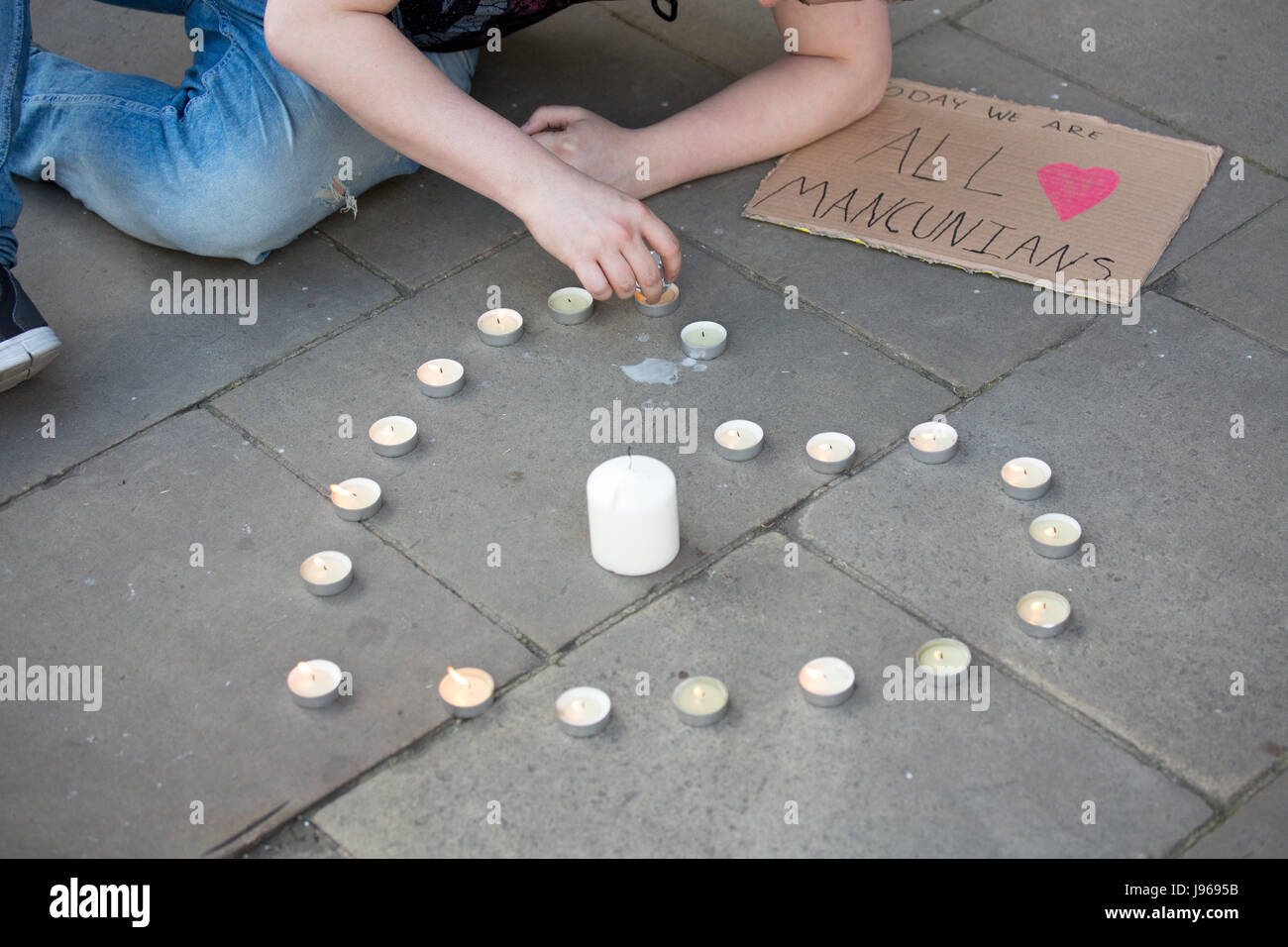 Una veglia e silenzio in Birmingham per ricordare le vite perdute nei bombardamenti di Manchester Foto Stock