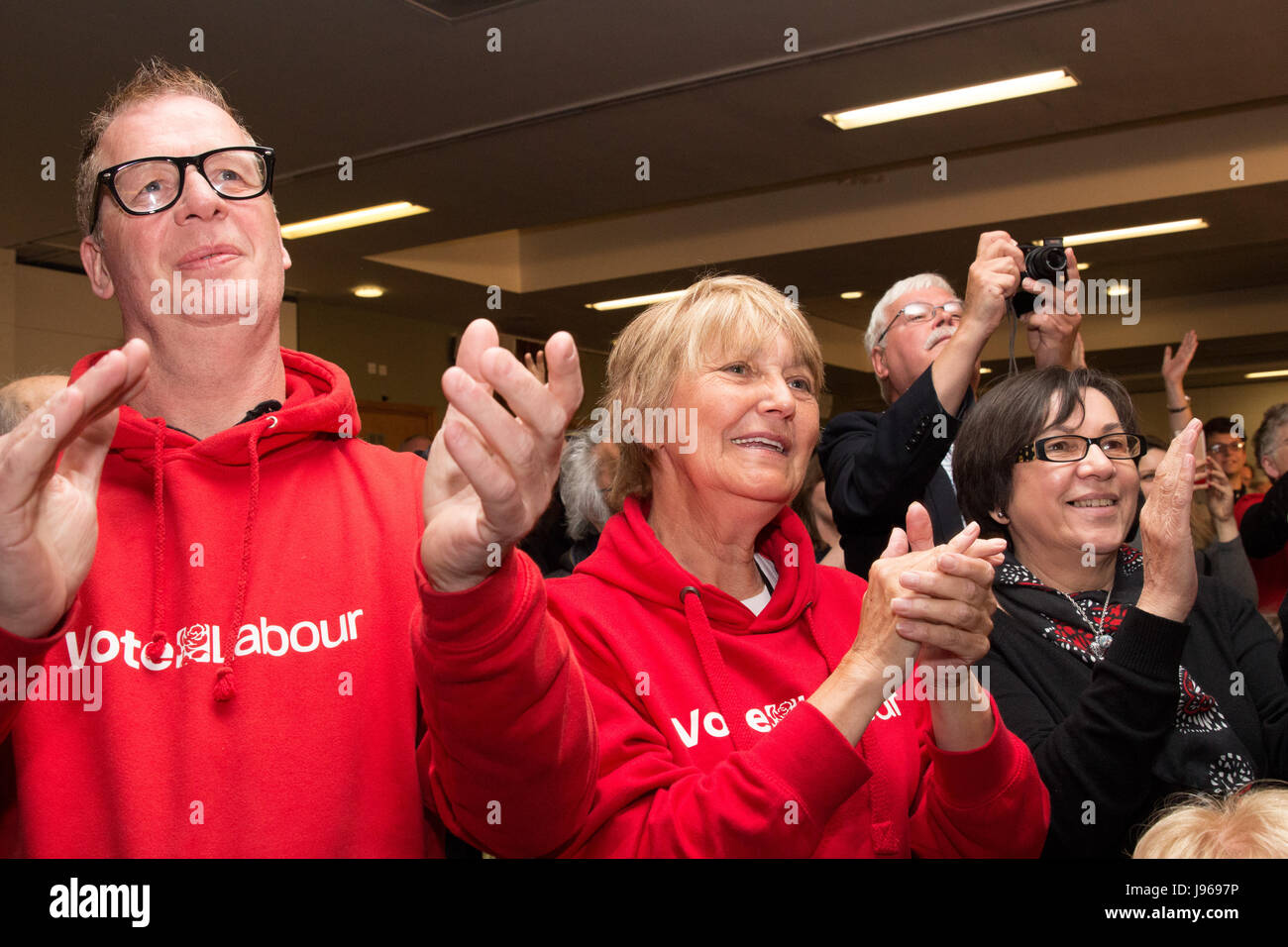 I sostenitori del lavoro cheer leader laburista Jeremy Corbyn come egli arriva a Leicester per dare un discorso Foto Stock