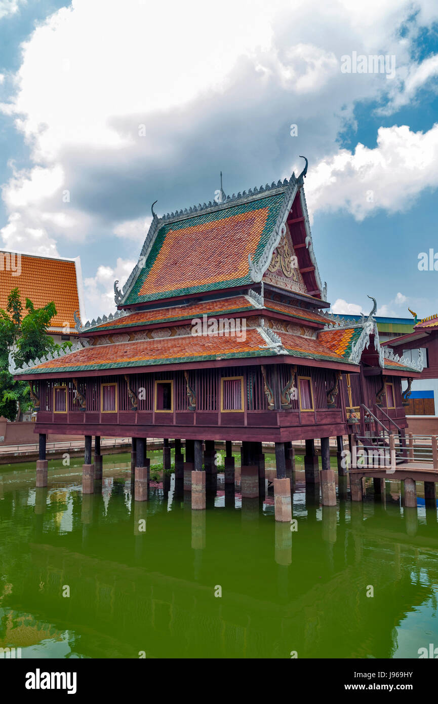 Ho Trai - una libreria che ospita scritture Buddhiste (Tripitaka o Canone Pali) situato a Wat Mahathat tempio, Yasothon, Thailandia Foto Stock