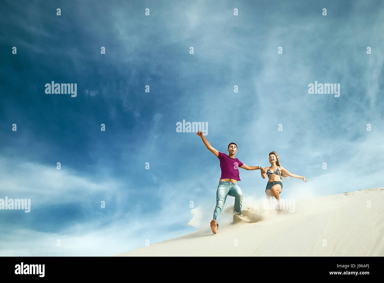 Matura in esecuzione da alta montagna. giovane sulla romantica luna di miele viaggio vacanza vacanze estive di romanticismo. Foto Stock