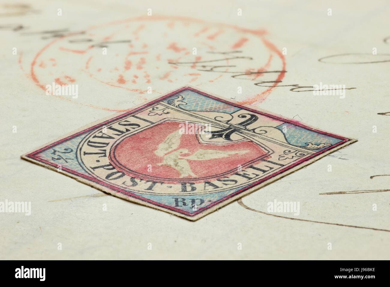 La contraffazione di Colomba di Basilea. La colomba di Basilea è un notevole timbro rilasciato dal cantone svizzero di Basilea ed è stato il primo francobollo tricolore nel mondo. Foto Stock