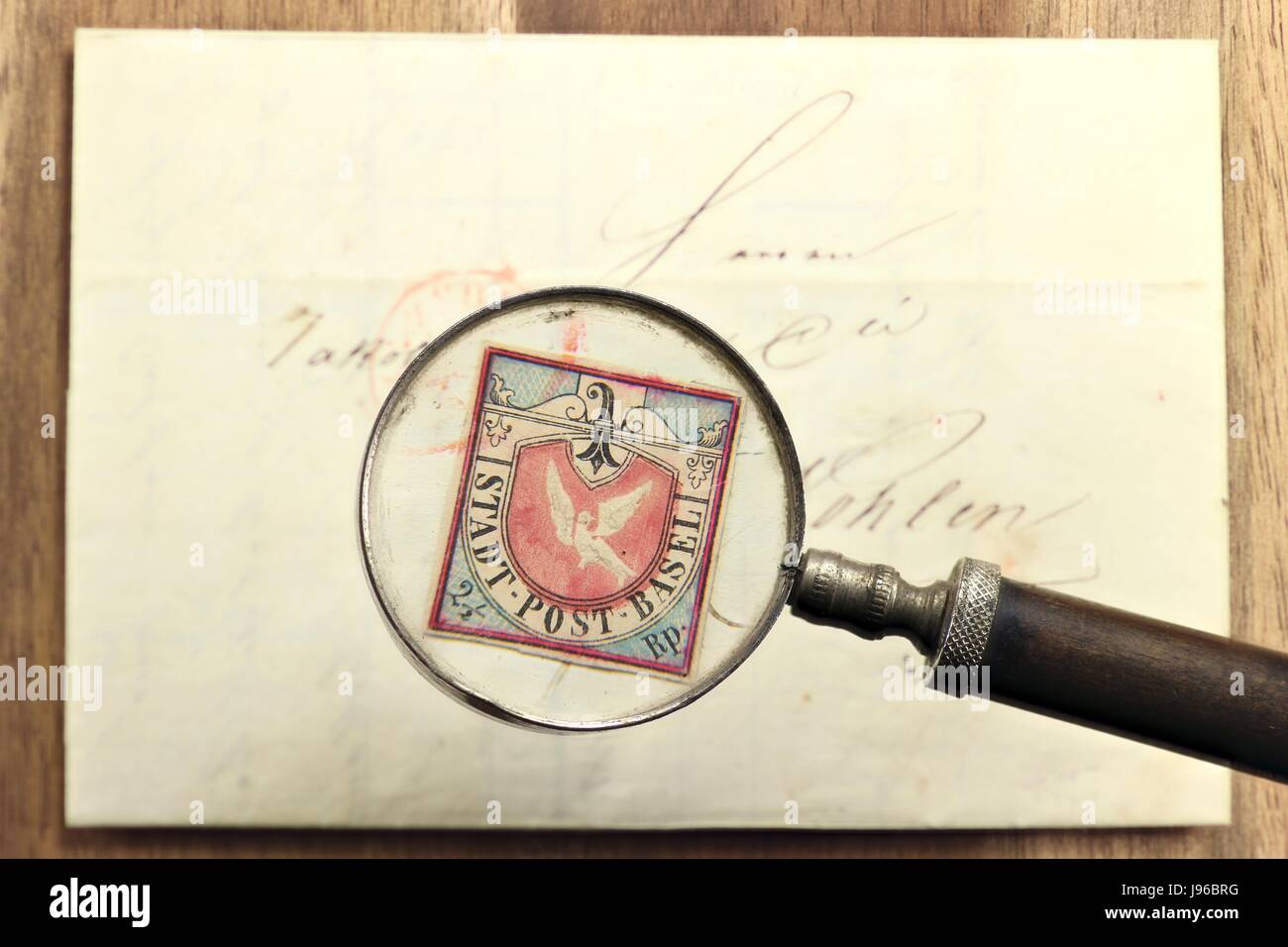 La contraffazione di Colomba di Basilea. La colomba di Basilea è un notevole timbro rilasciato dal cantone svizzero di Basilea ed è stato il primo francobollo tricolore nel mondo. Foto Stock
