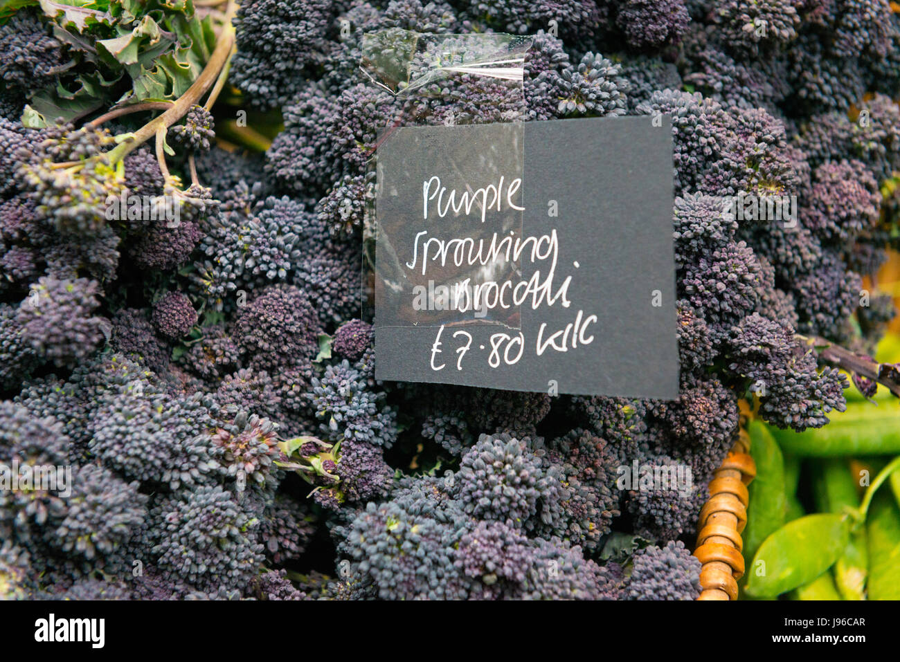 Borough Market London elegante fruttivendolo alimentari verdure cestino di viola broccoletti segno Foto Stock