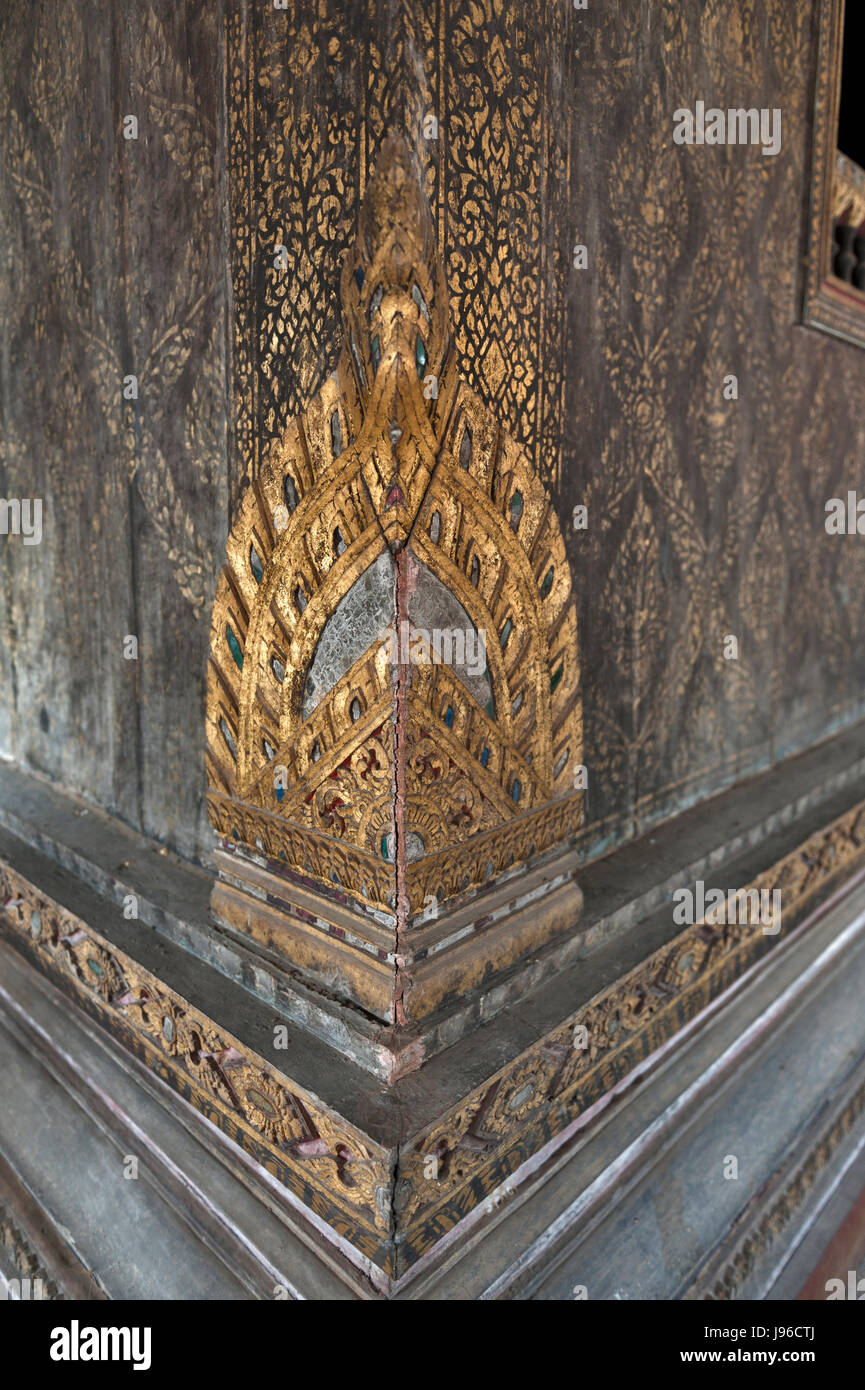 Intagliato ornamenti in legno decorato a angolo della costruzione all'interno di scritture Buddhiste (Tripitaka) biblioteca, Wat Mahathat tempio, Yasothon, Thailandia Foto Stock