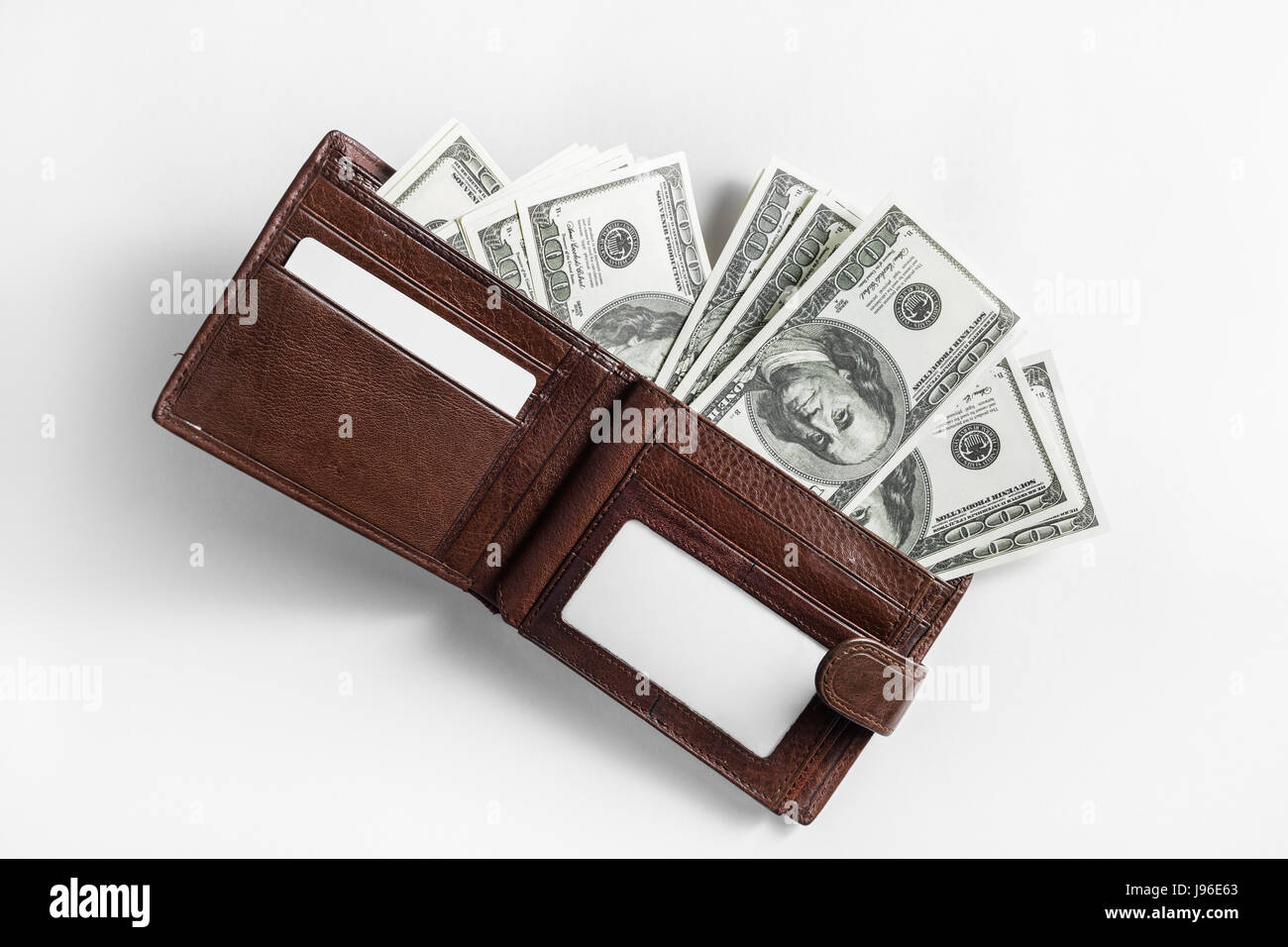 Dollari in un portafoglio in pelle su sfondo della carta. Banconote da cento dollari. Vista dall'alto. Foto Stock