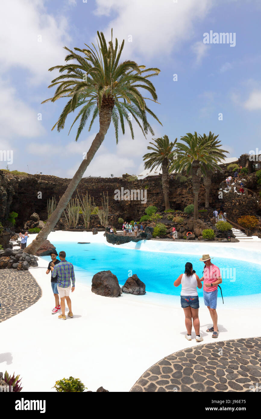I turisti presso la piscina, Jameos del Agua, un creazione di artista Cesar Manrique, Lanzarote, Isole Canarie, Europa Foto Stock