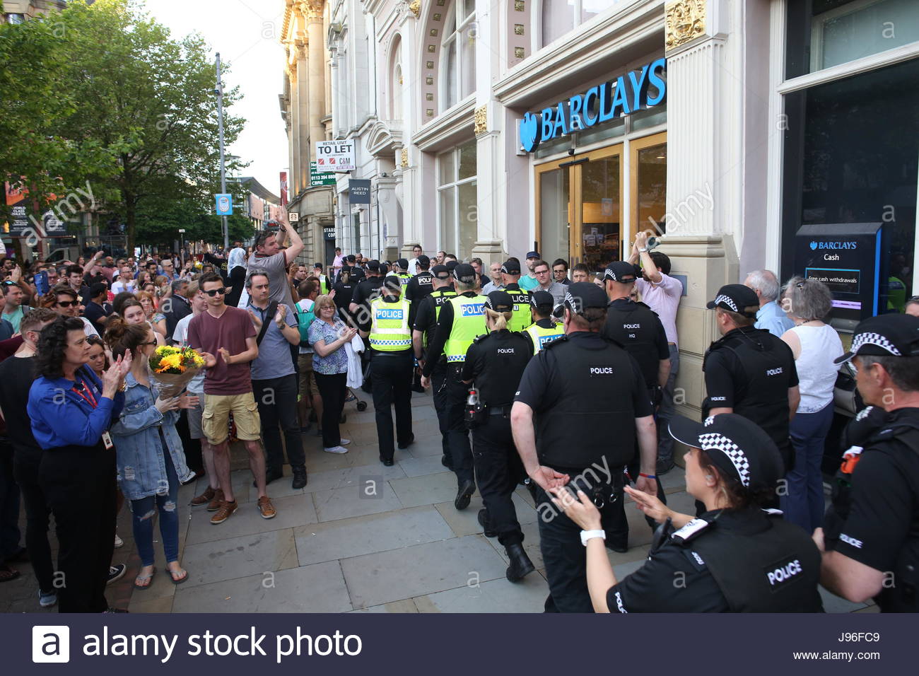 Gli agenti di polizia hanno applaudito da mancunians locale a St Ann's Square in manchester poco dopo il bombardamento di Manchester Foto Stock