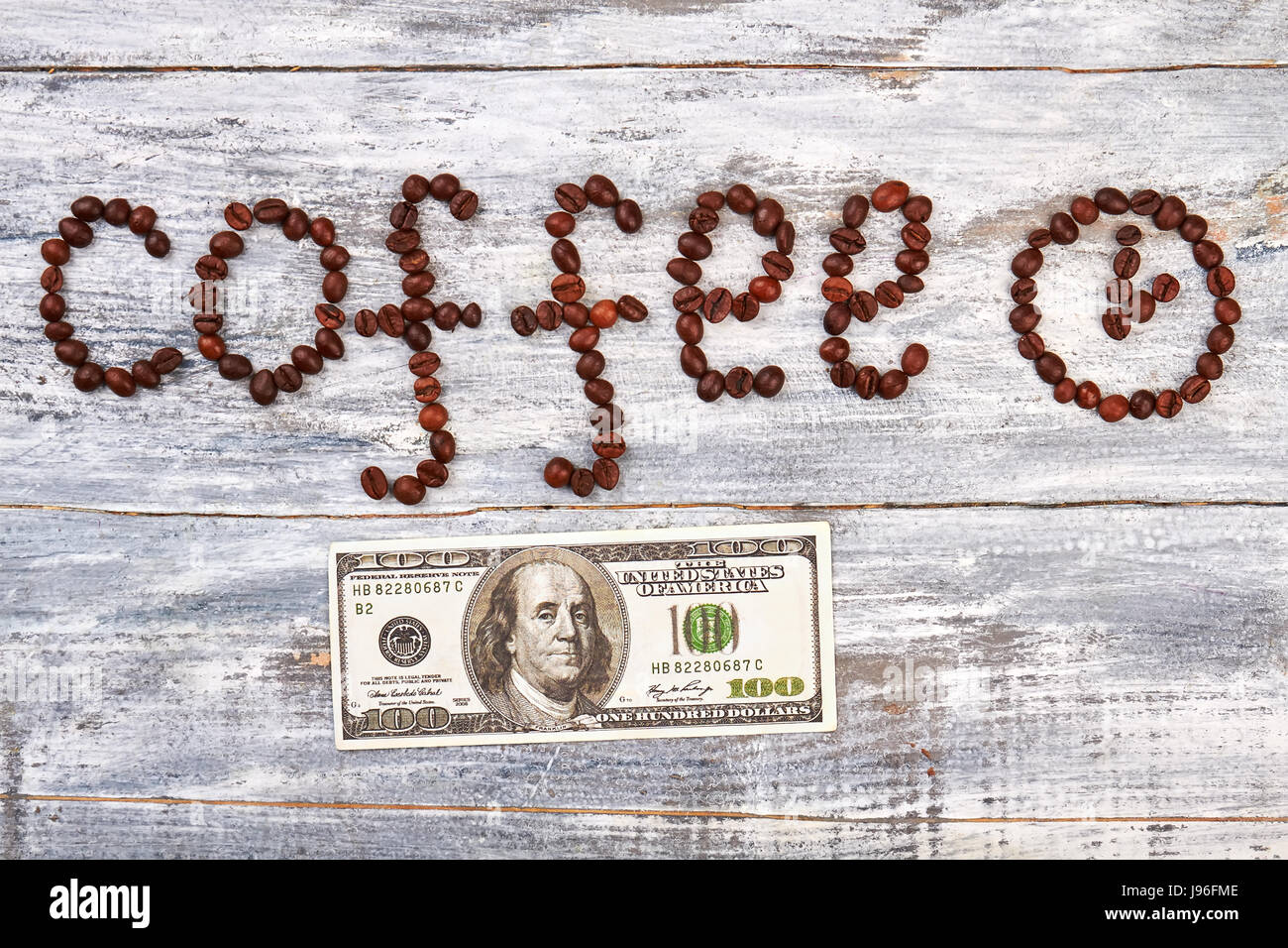 I chicchi di caffè e la valuta, orologio Foto Stock