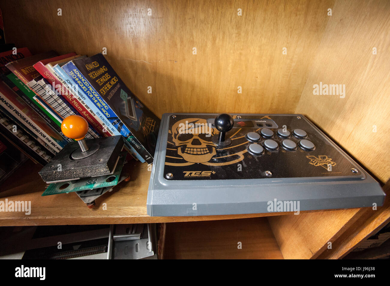 Varie raccolta di portici. Giochi in fase di ristrutturazione e fissato, retro console, giochi moderni, Pinball. Che cosa è stato obsoleto, è ora considerato classica Foto Stock