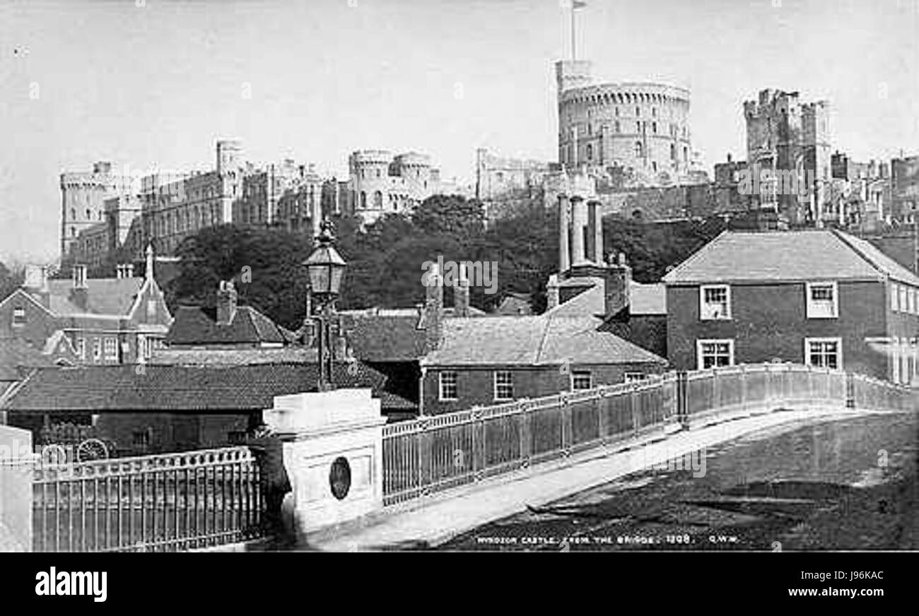 Il Windsor Bridge, costruito nel 1876, è un importante ponte storico nel Regno Unito. Si estende lungo il Tamigi e ha svolto un ruolo chiave nei trasporti e nelle infrastrutture locali. Foto Stock