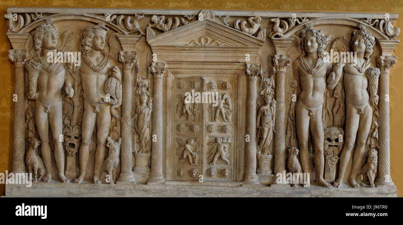 Questo sarcofago, situato presso i Musei Capitolini, presenta una rappresentazione delle quattro stagioni, che mostra immagini stagionali e il suo legame con l'arte antica e il simbolismo. Foto Stock