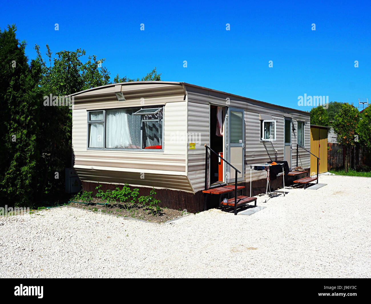 Retrò vecchia casa campeggio (bungalow) in una giornata di sole con un cielo blu, vacanza famiglia escursione Foto Stock