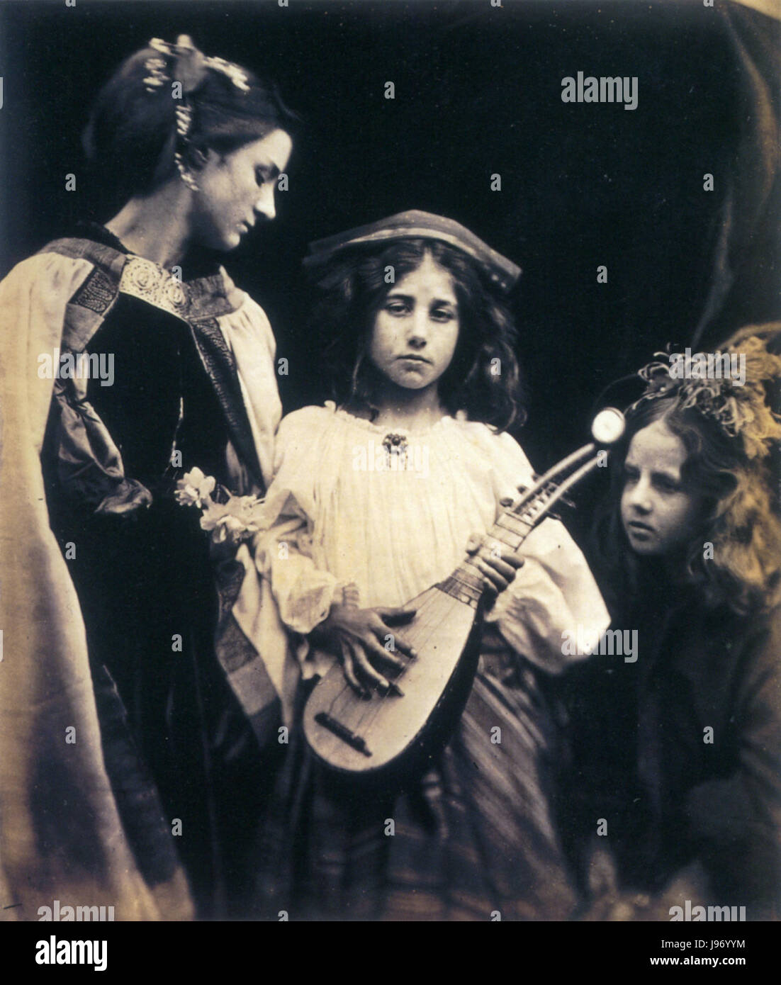 *The Minstrel Group* (1866) è una fotografia di Julia Margaret Cameron, che mostra un gruppo di musicisti in un ritratto soft-focus. Il lavoro di Cameronâ è noto per le sue qualità emotive, poetiche e l'uso innovativo della fotografia. Foto Stock