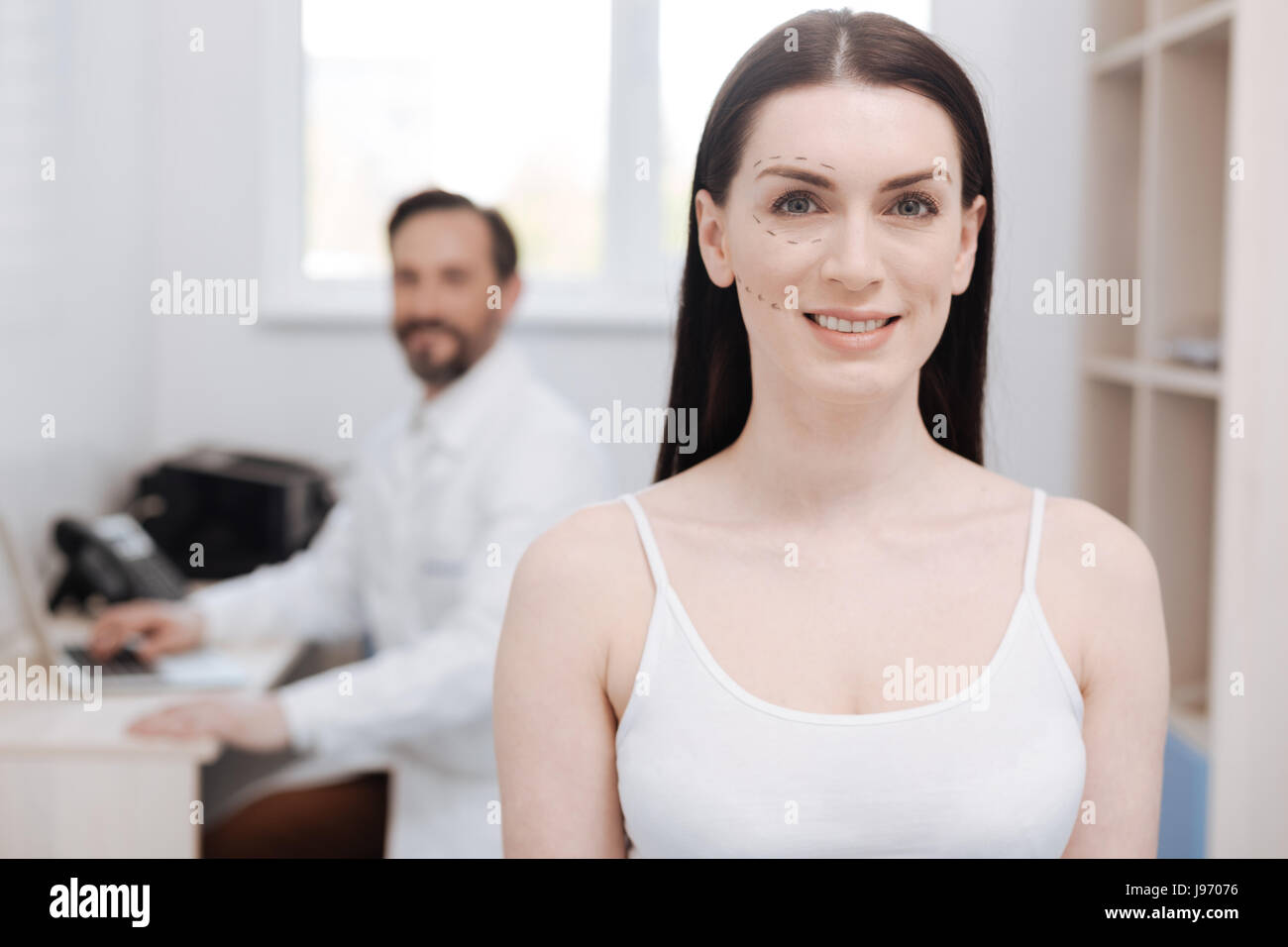 Splendida paziente attesa per procedura di cosmetici Foto Stock